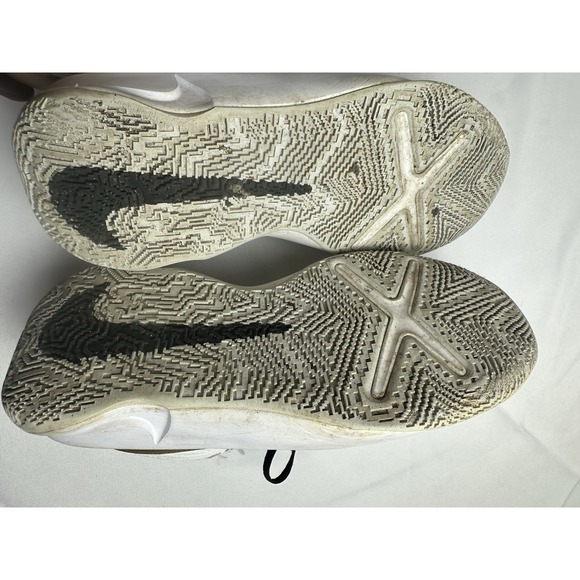 Nike Team Hustle D 10 Youth Kids Size 4 (GS) Black Gold Basketball Shoes - Picture 5 of 7